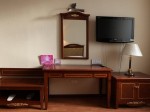 Тумбочки, письменный стол и телевизор в стандартном номере